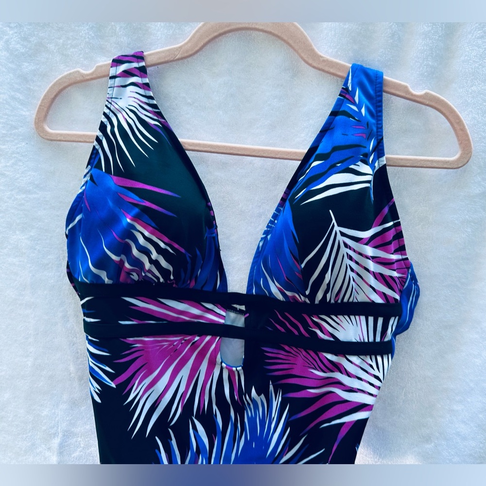 NWOT Swimwear/Floral Plunge Neckline Rich Flattering/Fully Lined Solutions Swim